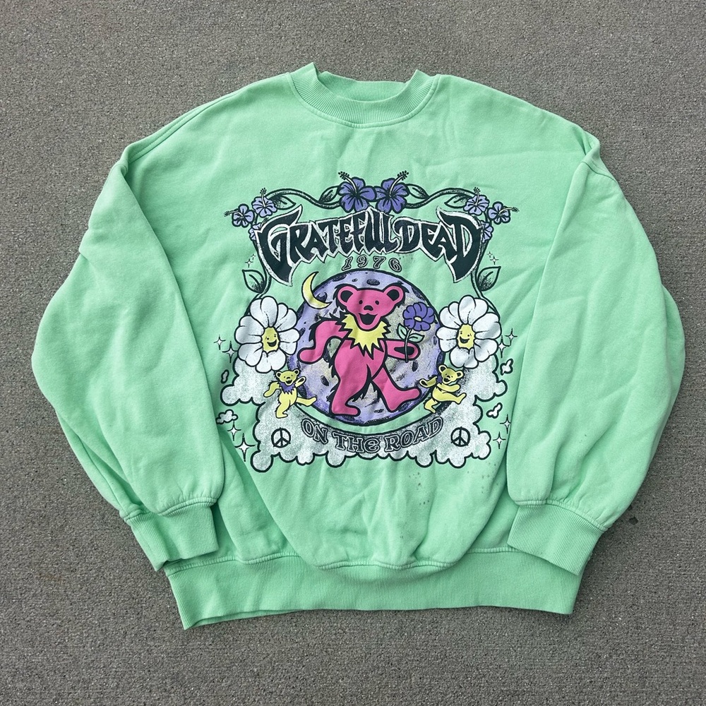 Women’s lime green oversized H&M Gratefuldead graphic crewneck